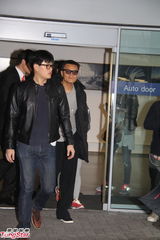 组图：BIGBANG朴振英访港 逾百名粉丝接机