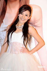 幻灯：江若琳穿白纱化身仙子 蹬高跟鞋热舞记者会