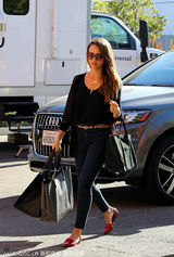 组图：阿尔芭提大包小包现身 黑超遮面气质靓丽