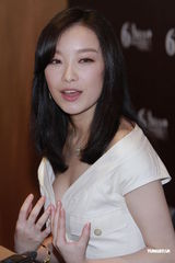 组图：倪妮出席传媒招待会 日本女星香里奈欲变打女