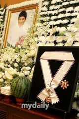 组图：高贤贞金慧秀具惠善等吊唁安德烈-金