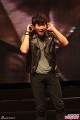 组图：韩星玄彬卖萌扮兔子 分享吻戏经验害羞