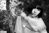 组图：周子琰MV黑白剧照曝光 抵制家暴传递爱