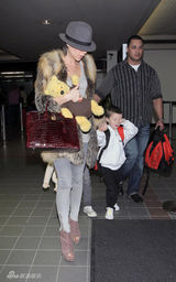 幻灯图集：维多利亚现身机场 克鲁兹独享母爱