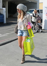 高清组图：阿什丽-提斯代尔街拍LOOK热裤秀美腿