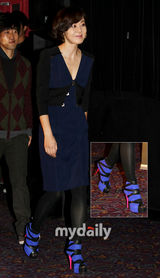 组图：金允珍朴海日宣传《心在跳》 亲密合影显默契