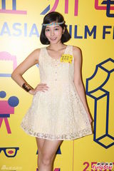 组图：温碧霞白抹胸裙性感捧场《微交少女》