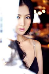 组图：韩雯雯化身紫色精灵 精莹剔透秀纯美