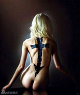 组图：绯闻女孩泰勒半裸拍写真 油墨抹身秀曲线