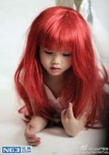 组图：钟丽缇小女美貌动人 带火红假发变美人鱼