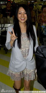 幻灯图集：AV女优苍井空抵沪 上车不忘抛可爱媚眼