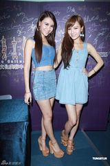 组图：林宜芝钟采羲写真签名会 低胸短裙不慎露底