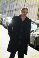 组图：皮特独自现身洛杉矶 帅气黑装狂荡不羁