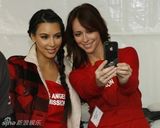 组图：金-卡戴珊感恩节下厨和妮基-希尔顿撞衫