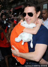 组图：汤姆-克鲁斯离婚后首探爱女 遭狗仔围堵