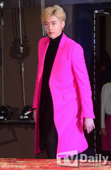 组图：《热血青春》试映 李钟硕亮粉西装抢镜