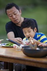 组图：《爸爸去哪儿》萌宝秀友谊 吃饭变小老虎