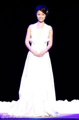 组图：林心如韩国拿大奖 黑白礼服优雅亮相