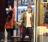 组图：陈冠希女友疑为新品宣传 裹胸出镜大露乳沟