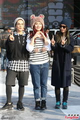 组图：S.H.E亮相台北跨年 潮装戴眼镜又萌又酷