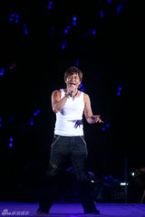 高清图：王杰北京开个唱 跪谢观众现场气氛热烈