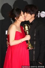 组图：金钟奖后台朱芯仪卫斯理亲吻秀恩爱