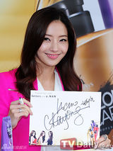 组图：韩彩英艳粉春装甜笑站台知性而优雅