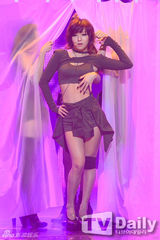 组图：SISTAR孝琳M字腿惹火 EXO小分队抒情回归