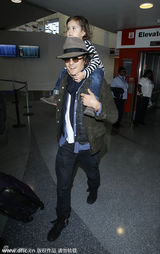 组图：奥兰多盯手机传情 弗林骑老爸肩头卖萌