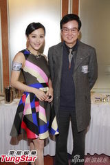 组图：古天乐被吴君如捉弄看G奶照