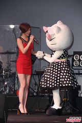 组图：陈珊妮见Kitty忘情卖萌