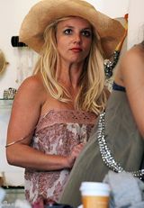 幻灯图集：布兰妮清凉裙装外出购物 嘟嘴表情可爱