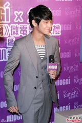 组图：韩星金汎(金范)帅气赴港做活动 兴奋看到大黄鸭