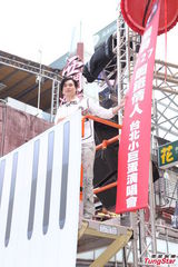 组图：严爵健身登高冒冷汗自嘲怕死