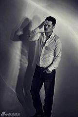 组图：边原发布早春大片 黑白影调展绅士品格