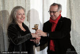 幻灯图集：女星汉娜被授予终身成就奖 喜悦秀奖杯