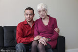 组图：年轻男子携91岁女友与母亲合拍温馨照