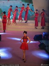 超模大赛佳丽比基尼扭腰斗美腿 扎马尾雷人(图)