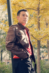 组图：佟凡冬日明媚写真彰显男人情怀