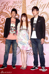 幻灯图：侯佩岑小洋装俏丽 白歆惠裙角飞扬