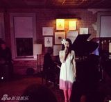 组图：打雷姐低胸白裙献唱 头戴百合似花仙子