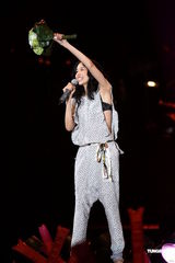 组图：莫文蔚提前穿白纱 卖性感与张亚东同台演出