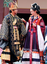 组图：李瑞镇宋智孝等穿古装宣传新剧《階伯》