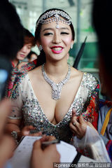 组图：2012性感车模大盘点 美乳飘香事业线抢眼