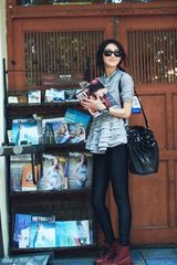 组图：陈燃最新街拍曝光 自然清爽闪耀秋日街头