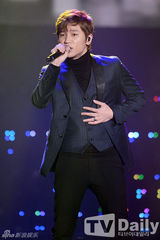 组图：SISTAR仁顺儿金建模演唱会上跨时代合作