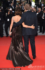 组图：海耶克戛纳携夫走秀 深V黑裙大秀傲人双峰