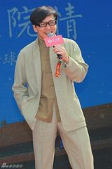 组图：成龙代言豪宅谈文化传承 与王刚互动调侃