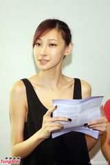 组图：陆瑶被蔡康永吓出大姨妈 纸片身材挺原装巨乳