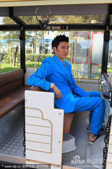 组图：冯绍峰带伤拄拐似绅士 悠闲坐观光车逛沙滩